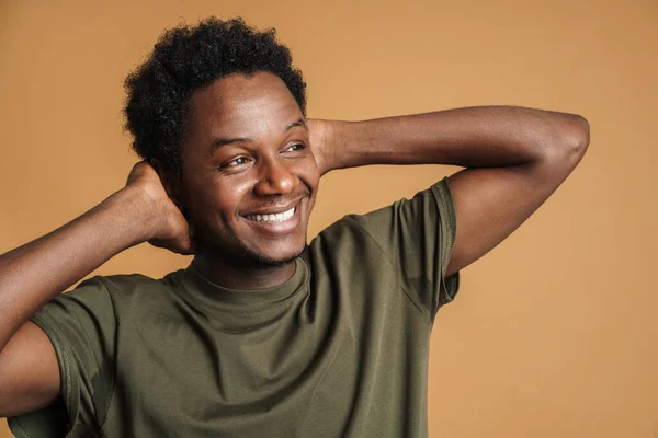 Jonge Zwarte Man Dragen Shirt Glimlachen Terwijl Het Bedekken Van — Stockfoto