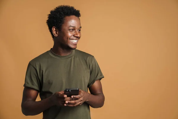 Jonge Zwarte Man Dragen Shirt Glimlachen Met Behulp Van Mobiele — Stockfoto