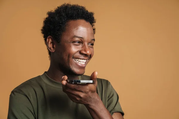 Jonge Zwarte Man Draagt Shirt Lachen Praten Mobiele Telefoon Geïsoleerd — Stockfoto