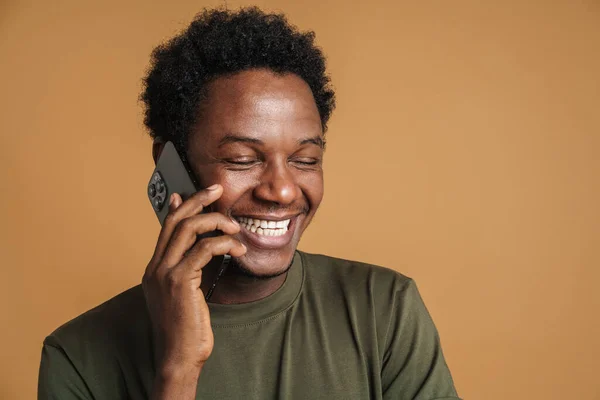 Jonge Zwarte Man Draagt Shirt Lachen Praten Mobiele Telefoon Geïsoleerd — Stockfoto