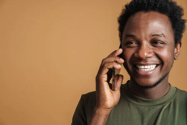 Jonge Zwarte Man Draagt Shirt Lachen Praten Mobiele Telefoon Geïsoleerd — Stockfoto