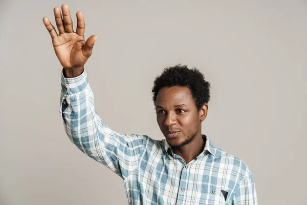 Zwart Ongeschoren Man Zwaaien Hand Terwijl Kijken Opzij Geïsoleerd Witte — Stockfoto