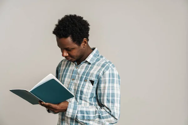 Preto Homem Sem Barba Camisa Xadrez Posando Com Livro Exercícios — Fotografia de Stock