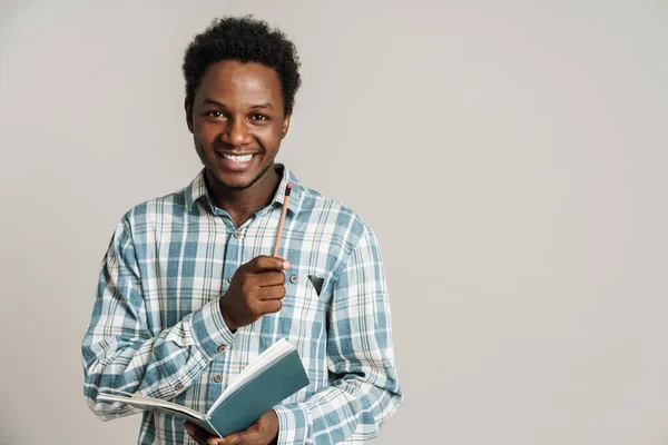 Preto Homem Sem Barba Sorrindo Enquanto Posando Com Caderno Exercícios — Fotografia de Stock