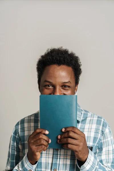 Preto Homem Sem Barba Camisa Xadrez Posando Com Livro Exercícios — Fotografia de Stock