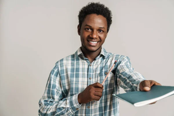 Černý Neoholený Muž Kostkované Košili Pózuje Cvičebnicí Izolované Přes Bílé — Stock fotografie