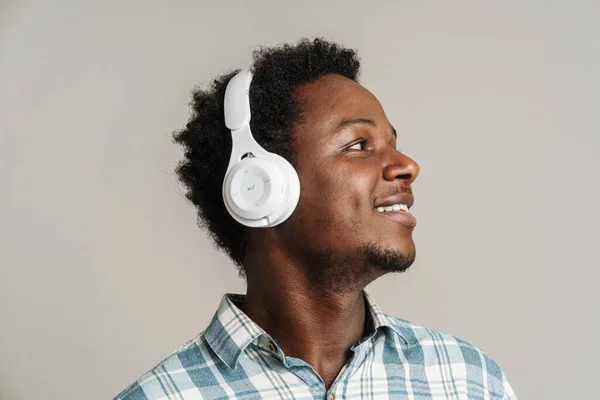 Jonge Zwarte Man Glimlachen Tijdens Het Luisteren Muziek Met Hoofdtelefoon — Stockfoto