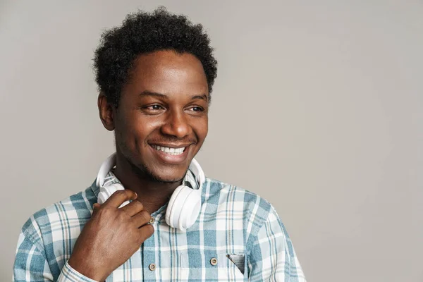 Hombre Negro Sonriendo Mientras Posando Con Auriculares Aislados Sobre Fondo — Foto de Stock