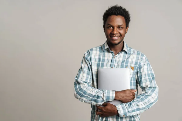 Jeune Homme Noir Souriant Tout Posant Avec Ordinateur Portable Isolé — Photo