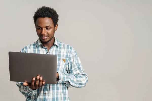 Preto Homem Sem Barba Camisa Xadrez Trabalhando Com Laptop Isolado — Fotografia de Stock