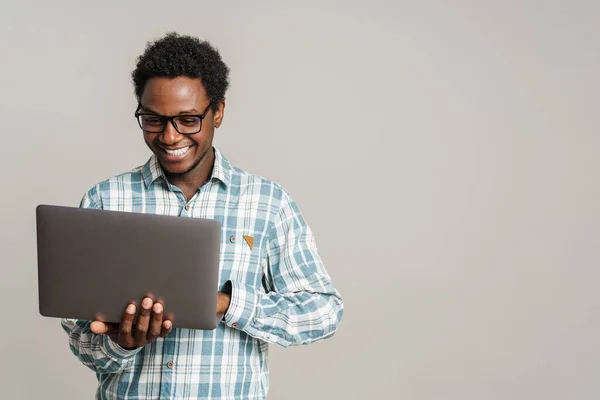 Homem Preto Óculos Sorrindo Enquanto Trabalhava Com Laptop Isolado Sobre — Fotografia de Stock