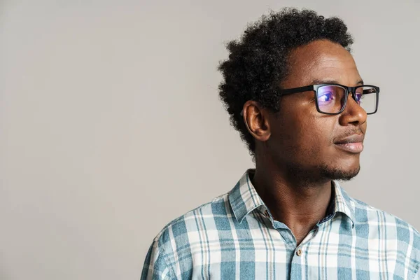 Jovem Negro Vestindo Óculos Posando Olhando Para Lado Isolado Sobre — Fotografia de Stock
