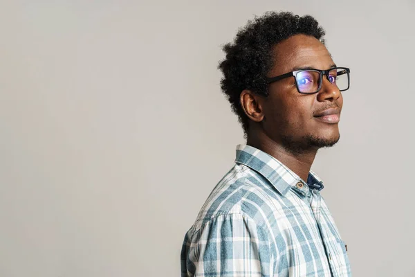 Jovem Negro Vestindo Óculos Posando Olhando Para Lado Isolado Sobre — Fotografia de Stock