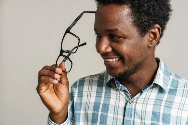 Schwarzer Unrasierter Mann Lächelt Während Mit Brille Vor Weißem Hintergrund — Stockfoto