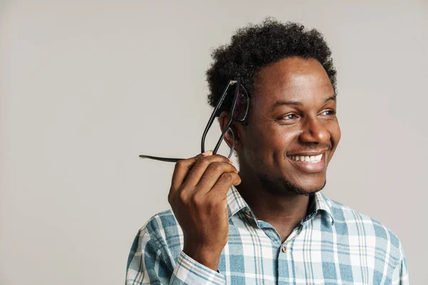 Jonge Zwarte Man Met Een Bril Glimlachend Opzij Kijkend Geïsoleerd — Stockfoto