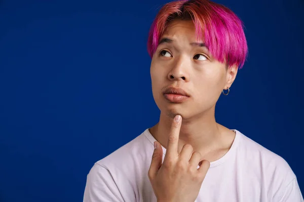 Asiatischer Junge Mit Rosa Haaren Posiert Und Schaut Isoliert Über — Stockfoto