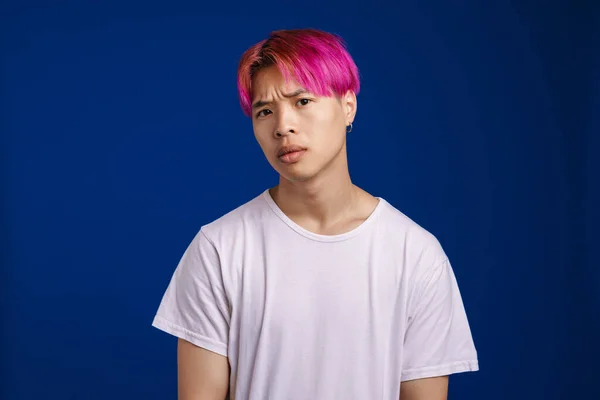 Asiatischer Junge Mit Rosa Haaren Runzelt Die Stirn Und Blickt — Stockfoto