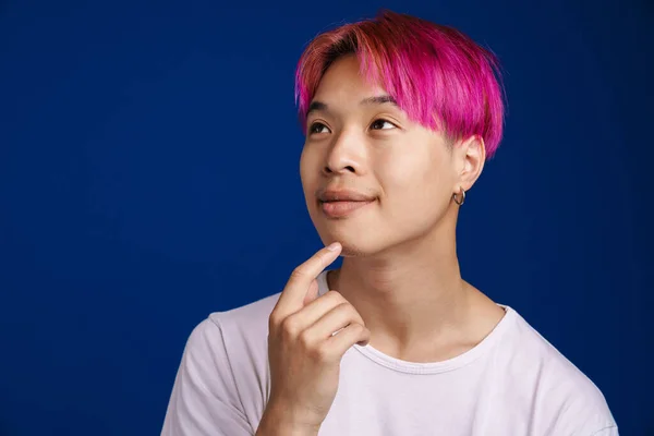 Asiatischer Junge Mit Rosa Haaren Lächelt Und Schaut Isoliert Zur — Stockfoto