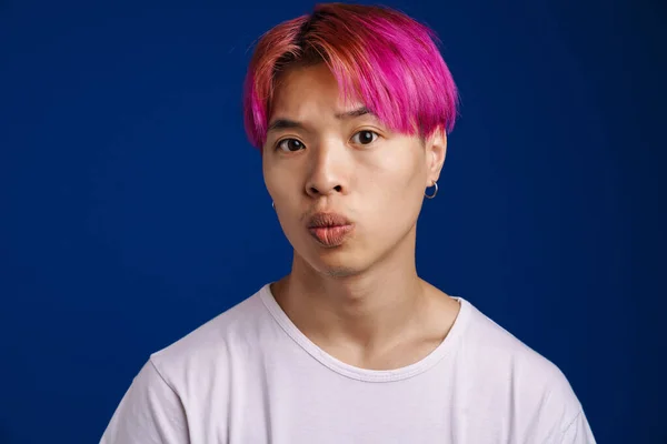 Asiatischer Junge Mit Rosa Haaren Macht Kusslippen Und Blickt Isoliert — Stockfoto