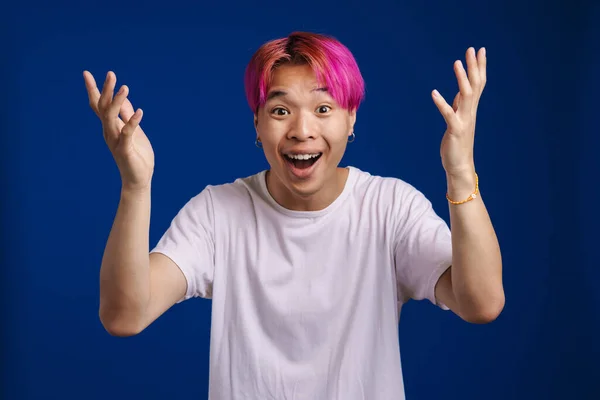 Aziatische Jongen Met Roze Haar Uiten Verrassing Camera Geïsoleerd Blauwe — Stockfoto