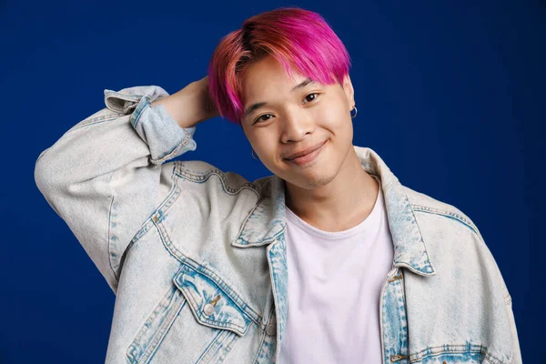 Asiatischer Junge Mit Rosa Haaren Lächelt Und Blickt Isoliert Die — Stockfoto