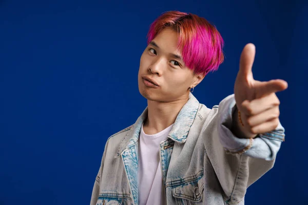 Asiático Menino Com Cabelo Rosa Olhando Apontando Dedo Para Câmera — Fotografia de Stock