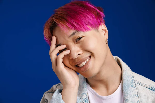 Asiatischer Junge Mit Rosa Haaren Der Lächelt Und Sein Gesicht — Stockfoto