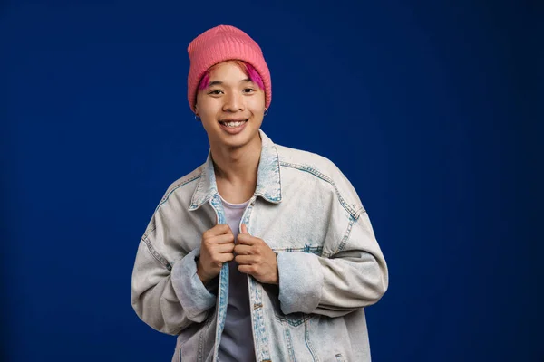 Azji Chłopiec Różowy Kapelusz Uśmiecha Się Patrząc Aparat Odizolowany Niebieskim — Zdjęcie stockowe
