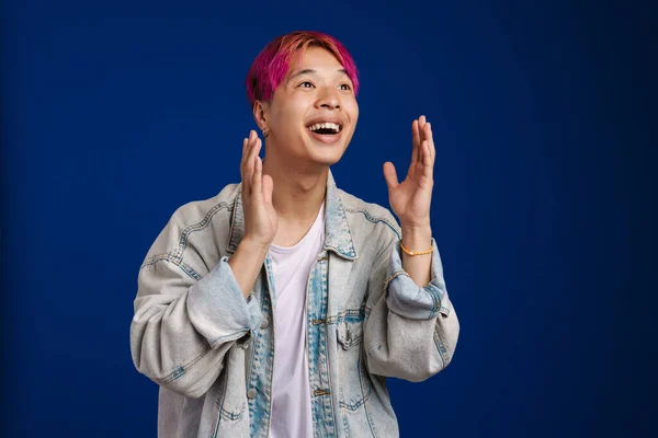 Asiatischer Junge Mit Rosafarbenen Haaren Zeigt Sich Überrascht Über Kamera — Stockfoto