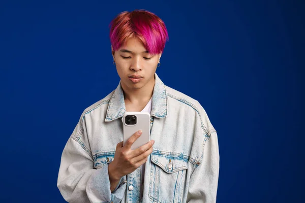 핸드폰을 파란색 배경으로 고립된 채찍은 재킷을 아시아 — 스톡 사진