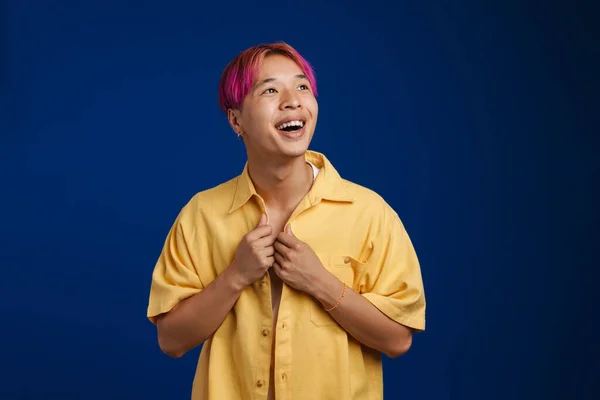 Asiatischer Junge Mit Rosafarbenen Haaren Lacht Und Schaut Isoliert Zur — Stockfoto