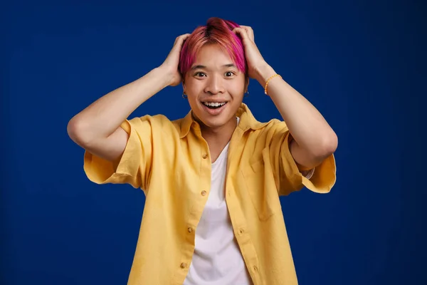 Asijské Chlapec Růžové Vlasy Vyjadřující Překvapení Kameru Izolované Přes Modré — Stock fotografie
