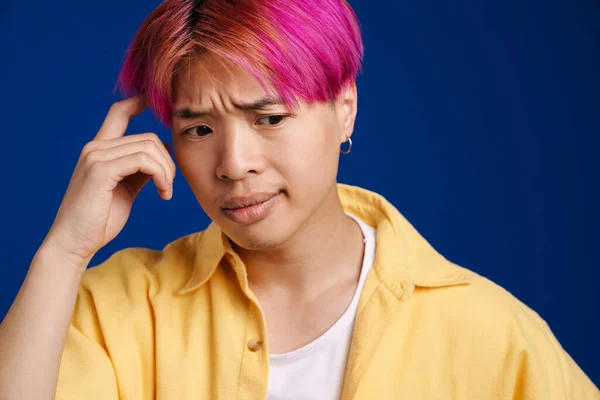 Asiatischer Junge Mit Rosa Haaren Runzelt Die Stirn Während Seine — Stockfoto