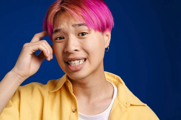 Asiatischer Junge Mit Rosa Haaren Grimmig Während Seine Schläfe Isoliert — Stockfoto