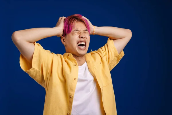 Asiatisk Pojke Med Rosa Hår Skriker Samtidigt Hålla Huvudet Isolerat — Stockfoto