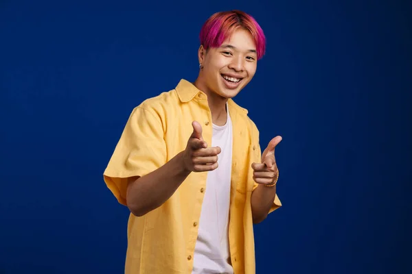 Azji Chłopiec Różowymi Włosami Śmiejąc Się Wskazując Palcami Aparat Odizolowany — Zdjęcie stockowe
