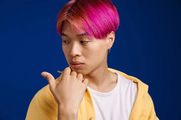 Asiatischer Junge Mit Rosafarbenen Haaren Der Mit Dem Finger Auf — Stockfoto