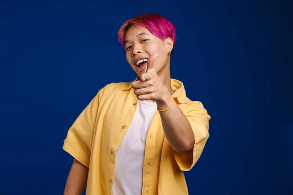 Asiatischer Junge Mit Rosa Haaren Lacht Und Zeigt Mit Dem — Stockfoto