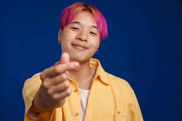 Asiatischer Junge Mit Rosa Haaren Lächelt Während Seine Finger Isoliert — Stockfoto