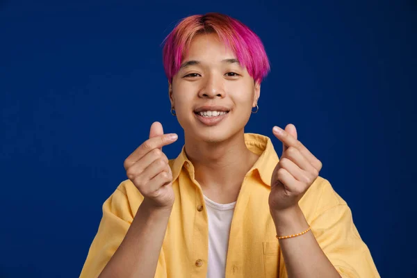 Asijské Chlapec Růžovými Vlasy Úsměvem Při Tření Jeho Prsty Izolované — Stock fotografie