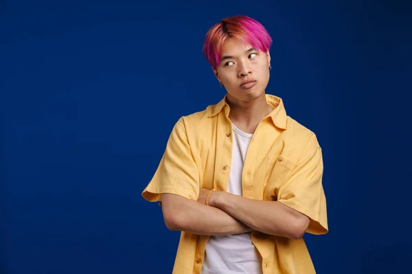 Asiatischer Junge Mit Pinkfarbenen Haaren Runzelt Die Stirn Und Blickt — Stockfoto