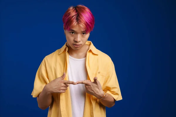 Ásia Menino Com Rosa Cabelo Posando Segurando Dedos Juntos Isolado — Fotografia de Stock