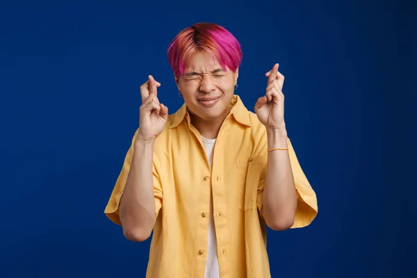 Asijské Chlapec Růžovými Vlasy Drží Prsty Křížem Pro Štěstí Izolované — Stock fotografie