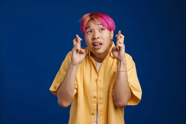 Asiatisk Pojke Med Rosa Hår Håller Tummarna För Lycka Isolerad — Stockfoto