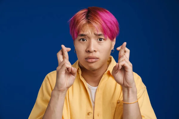 Azji Chłopiec Różowymi Włosami Trzymając Kciuki Szczęście Odizolowane Niebieskim Tle — Zdjęcie stockowe