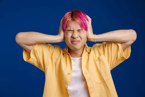 Asian Boy Pink Hair Grimacing While Covering His Ears Isolated — Stock Photo, Image