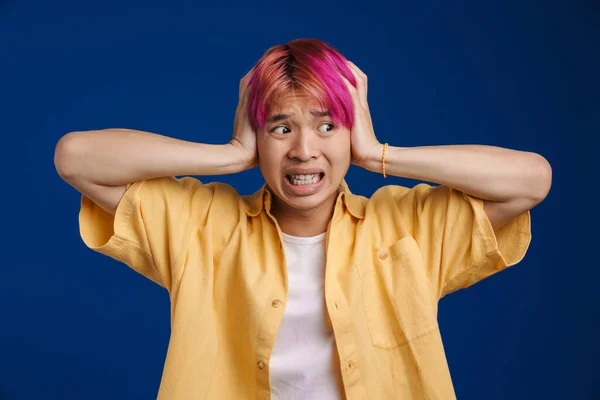 Asiatischer Junge Mit Rosa Haaren Grimmig Während Seine Ohren Isoliert — Stockfoto