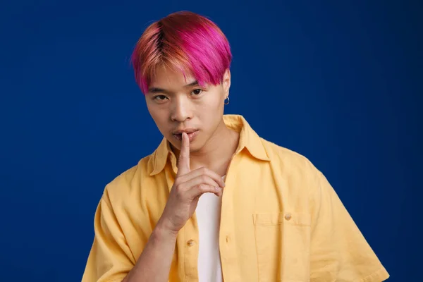 Asijské Chlapec Růžové Vlasy Ukazující Ticho Gesto Kameru Izolované Přes — Stock fotografie