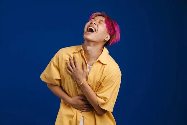 Ásia Menino Com Rosa Cabelo Rindo Enquanto Segurando Seu Barriga — Fotografia de Stock