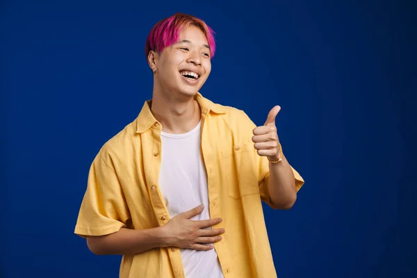 Asiatischer Junge Mit Rosafarbenen Haaren Lacht Während Vereinzelt Den Daumen — Stockfoto